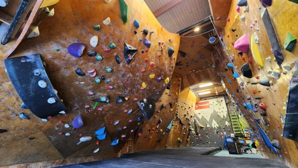 Overhanging bouldering walls with large volumes and matting below