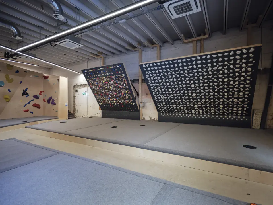 Training boards on angled walls above thick mats