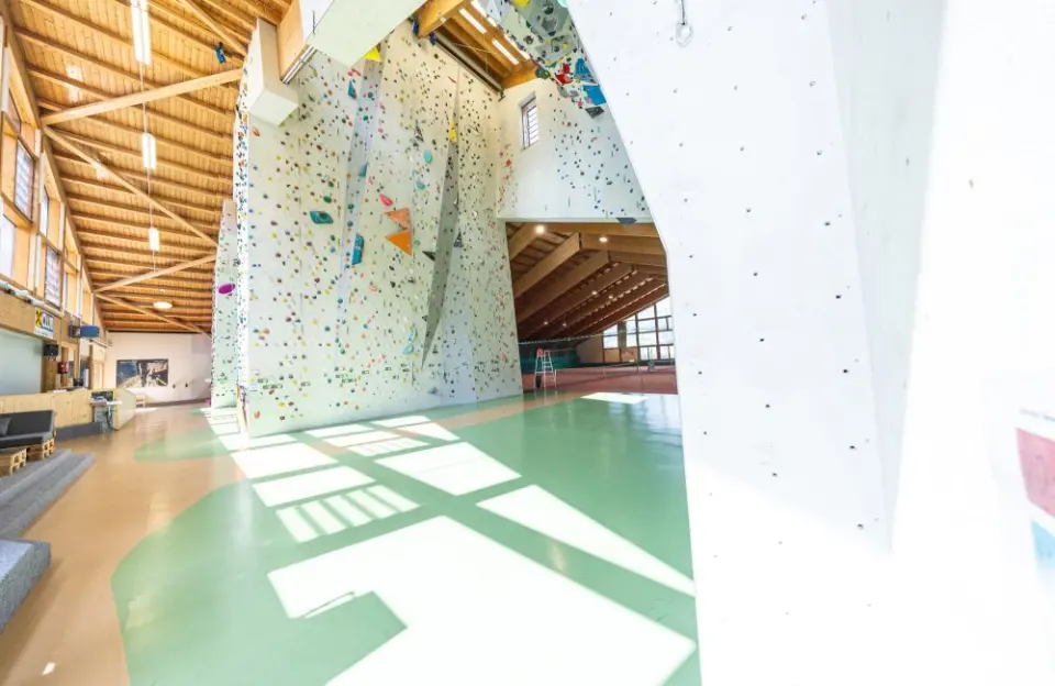 Sunlit roped walls of different angles in the hall