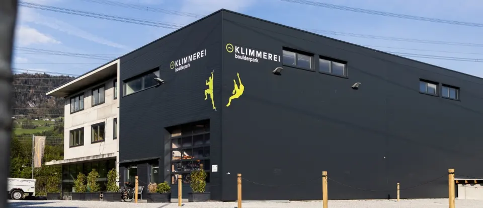 Black hall building with the Klimmerei sign