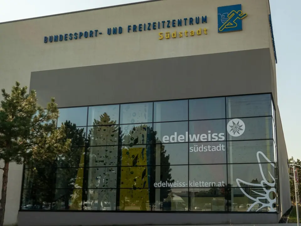 Glass entrance of the climbing hall at the Südstadt federal sports centre