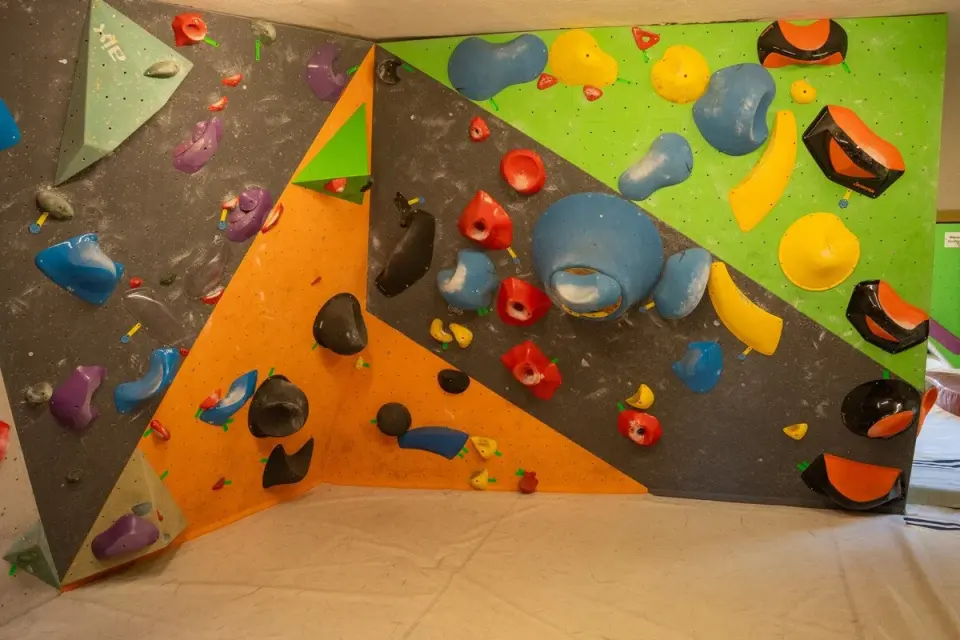 Orange, grey and green corner wall set with large volumes
