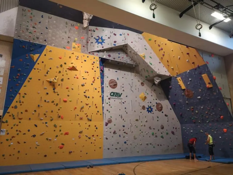Yellow, grey and blue lead walls with a roof section above blue floor mats