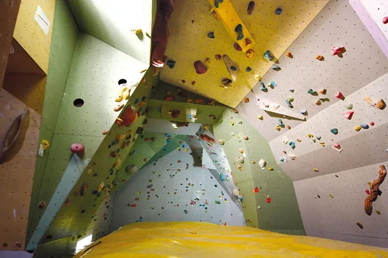 Overhanging training wall with a thick yellow crash mat