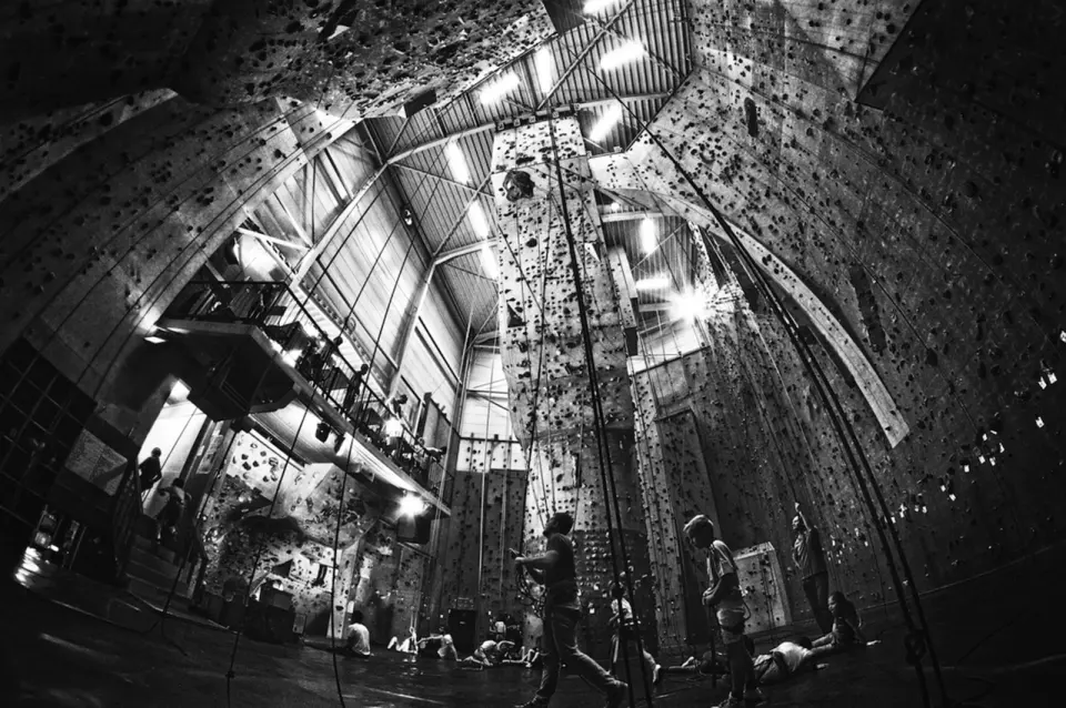 Black-and-white wide view of the rope hall, central pillar and mezzanine