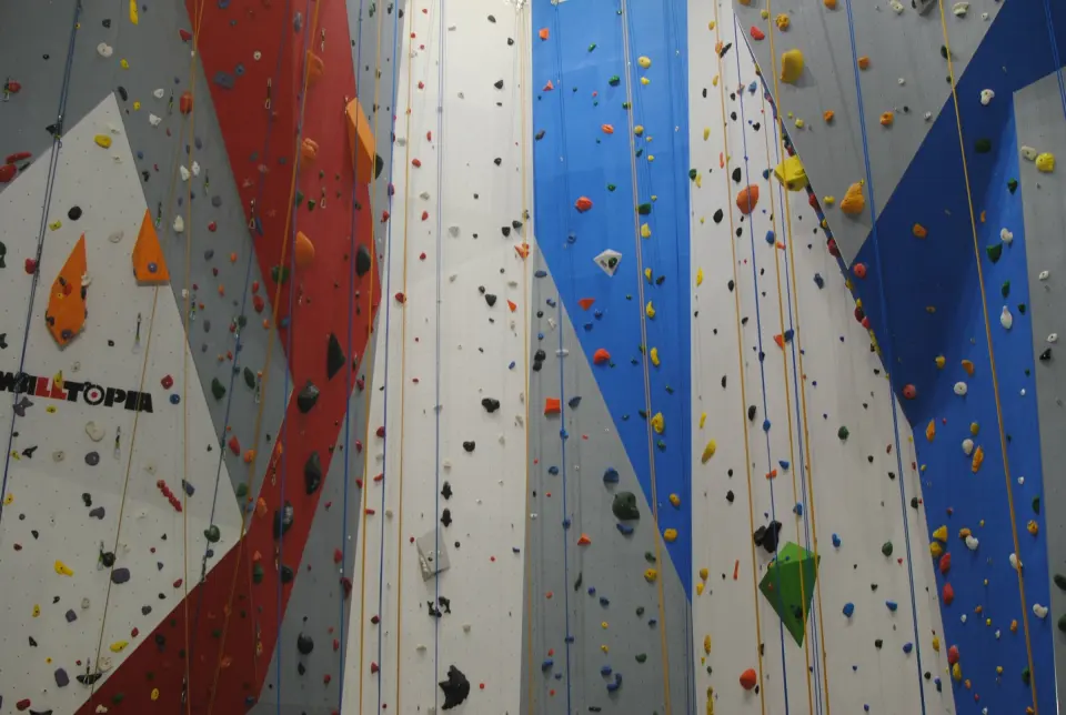 Tall rope walls in red, blue, grey and white at Klimzaal De Stordeur in Leuven