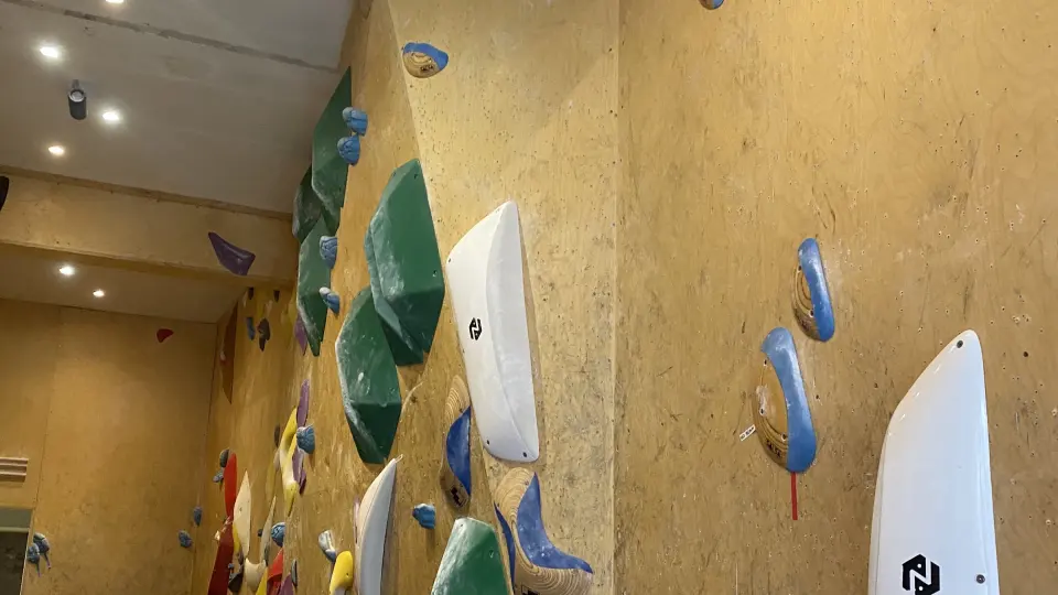 Volumes and holds on the wooden spray wall