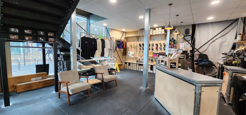 Reception and seating area by the entrance