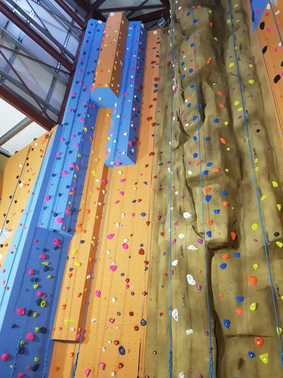 Rock-effect pillar and blue aretes on the climbing wall