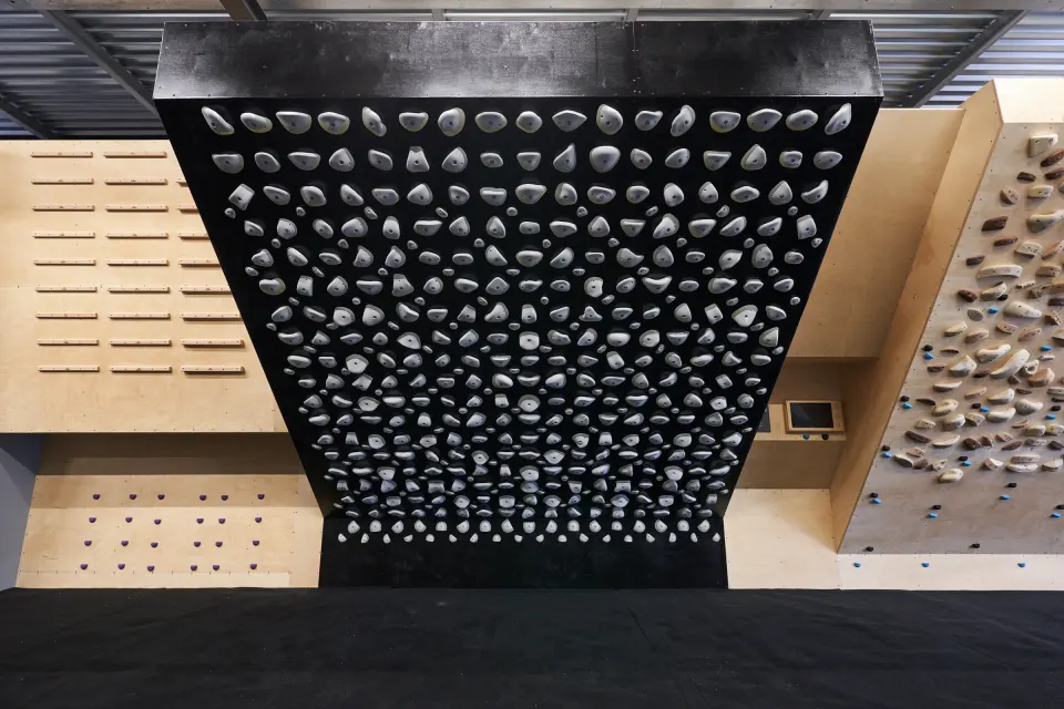 Black training board between wooden fingerboard walls