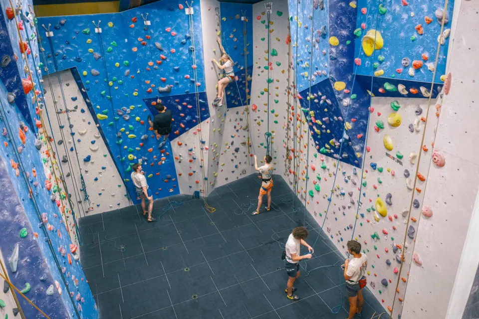 Top-rope climbers in the blue room