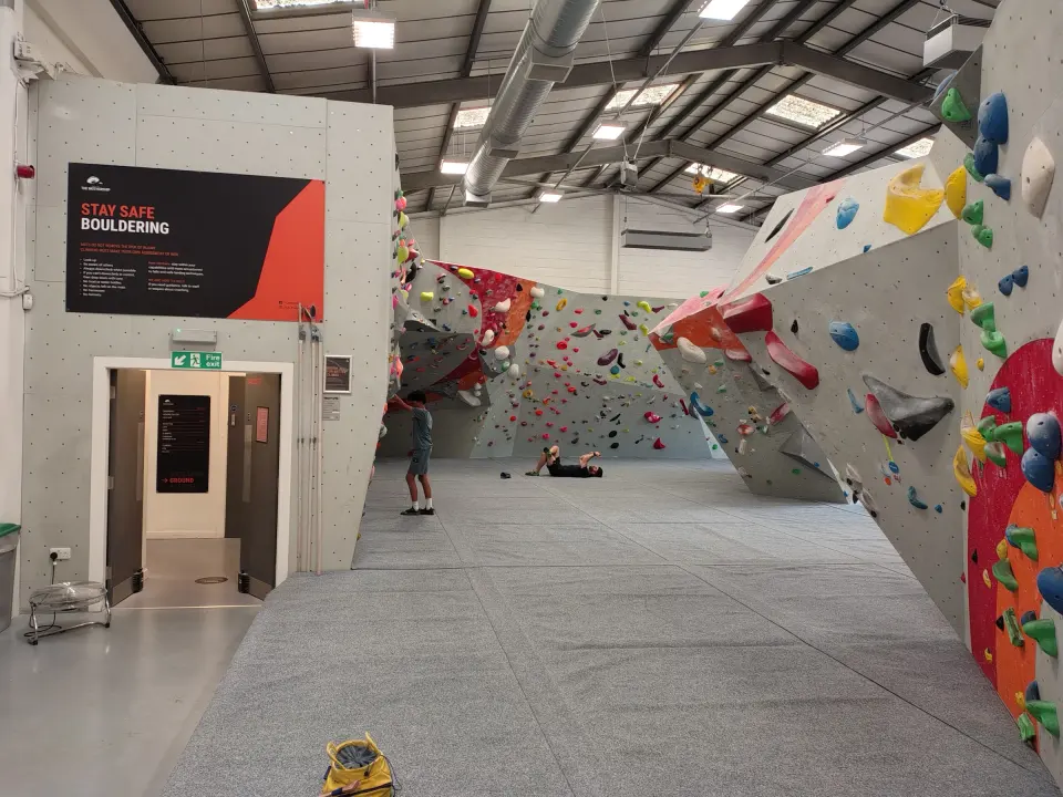 Long bouldering hall on the upper floor