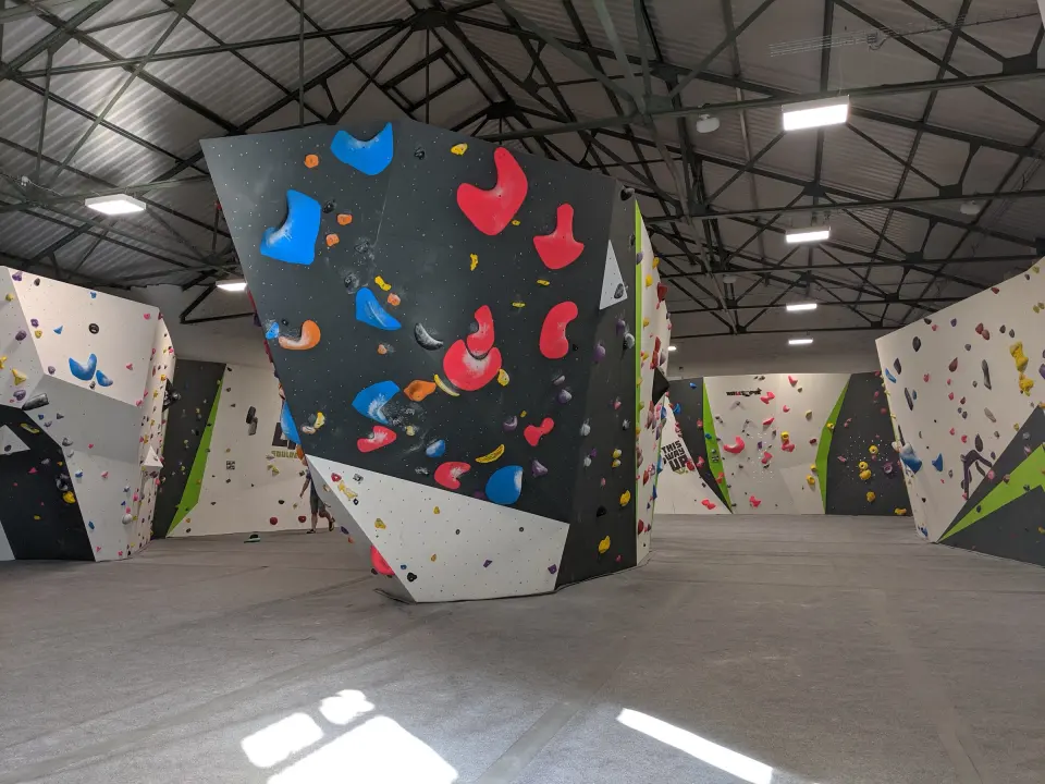 Free-standing boulder in the middle of the bouldering hall