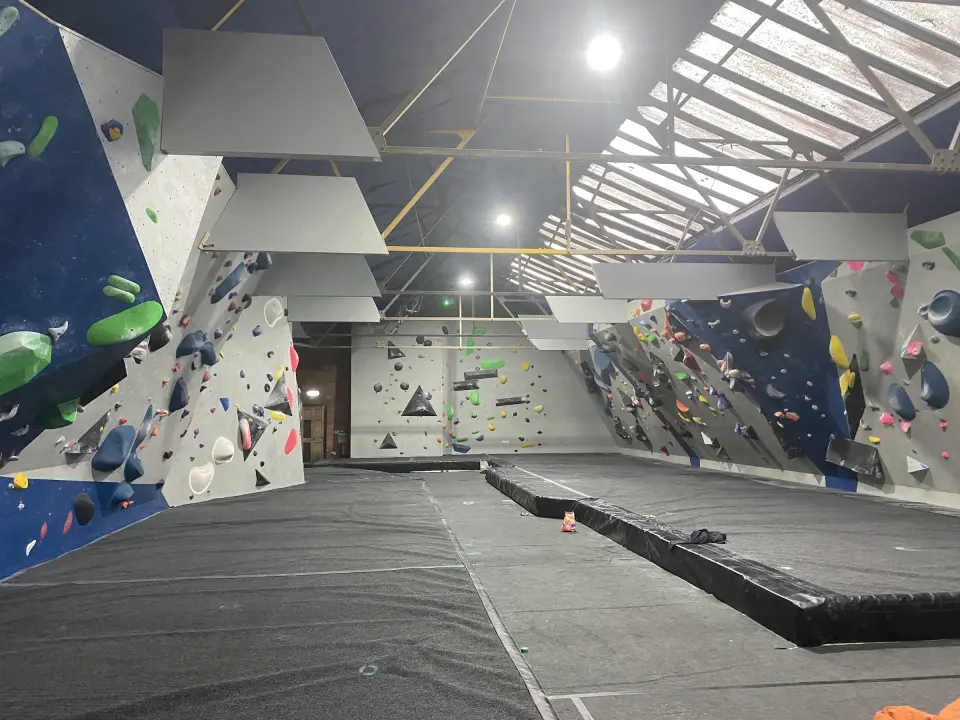Bouldering hall with walls on both sides