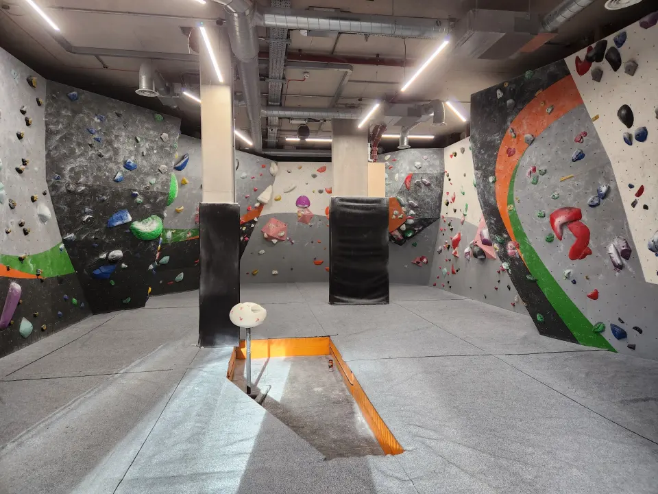 Bouldering walls around a padded pillar