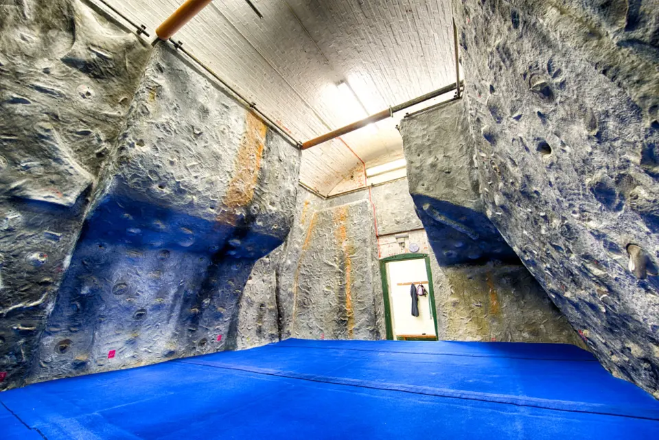 Arêtes and cracks in the Boulder Room