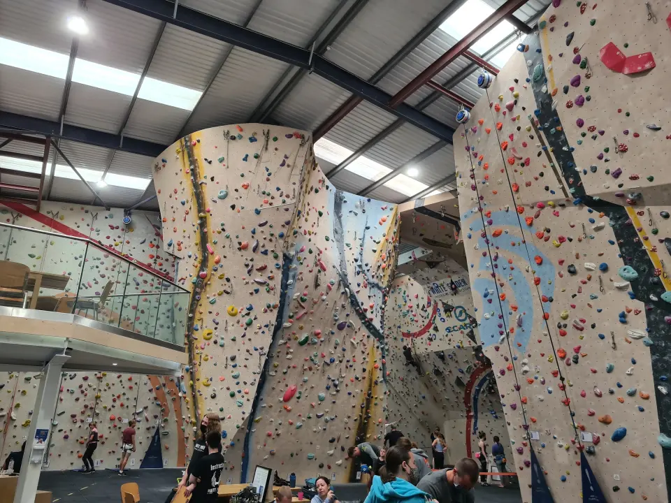 The main hall with tall rope walls, a central pillar and the mezzanine