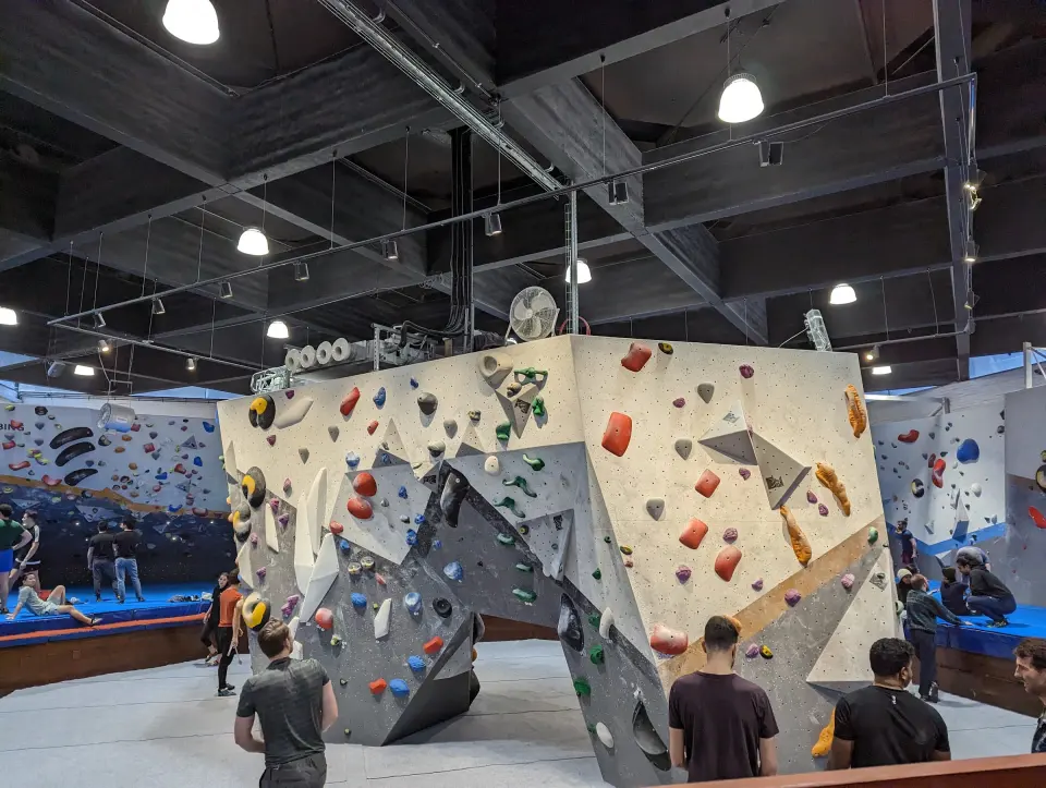 Freestanding central boulder in the bouldering hall