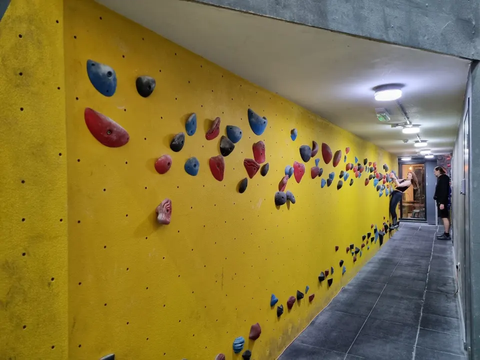 Long yellow traverse wall in a corridor
