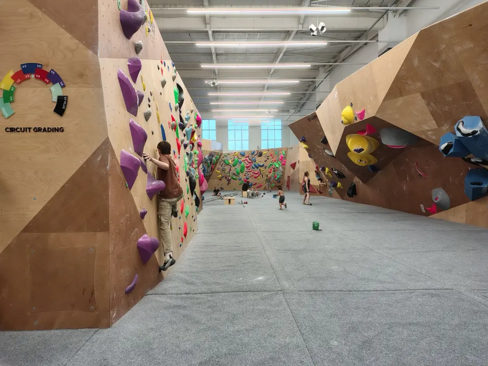 Long bouldering hall with a circuit grading sign