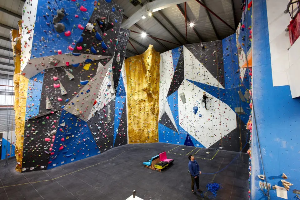 Tall blue, white and gold lead walls in the main hall