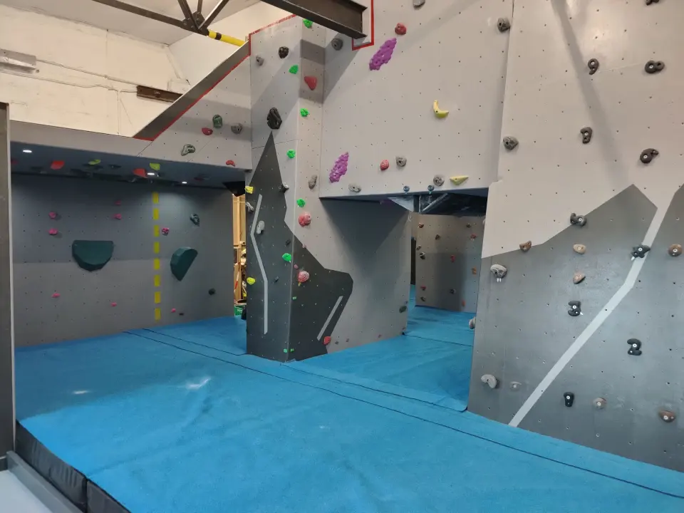 Grey bouldering walls over blue matting