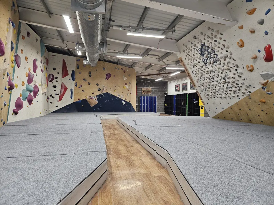 Matting between two bouldering walls