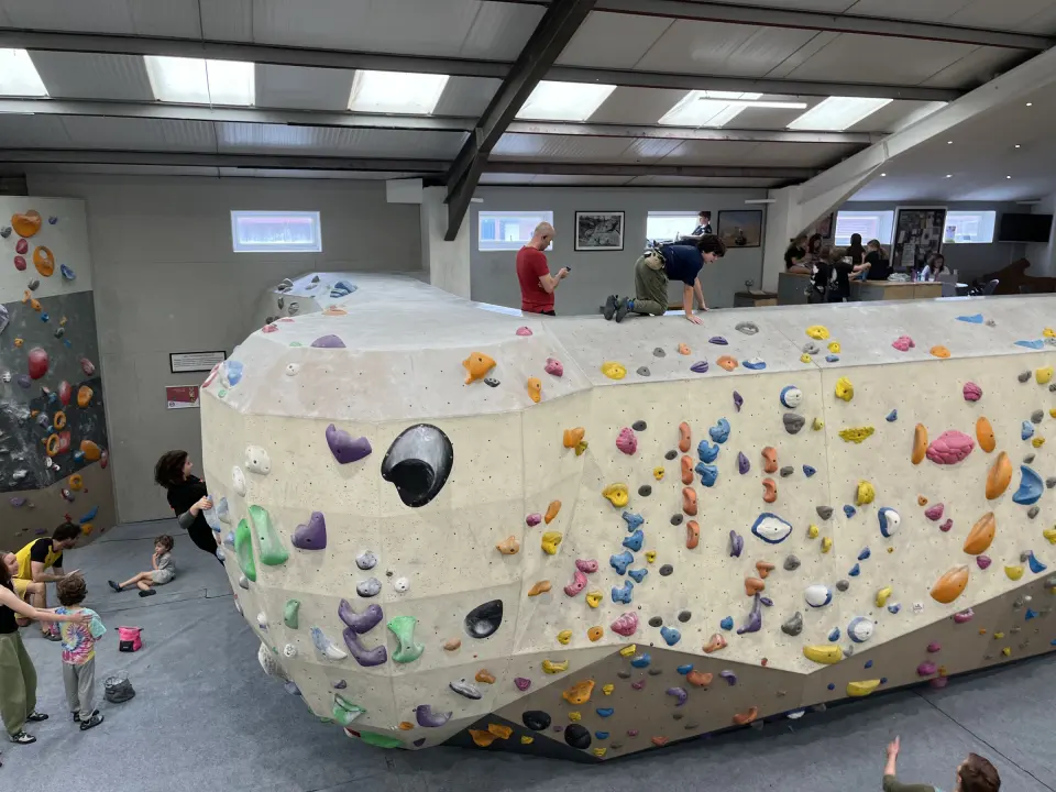 Free-standing boulder with multicoloured holds