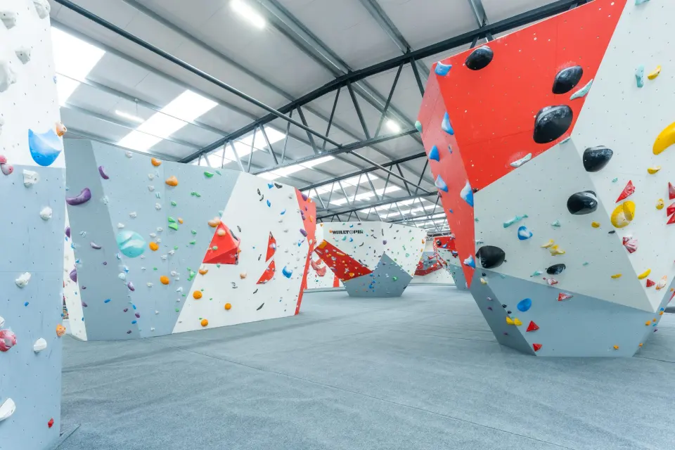 Bouldering hall with white and red freestanding blocks