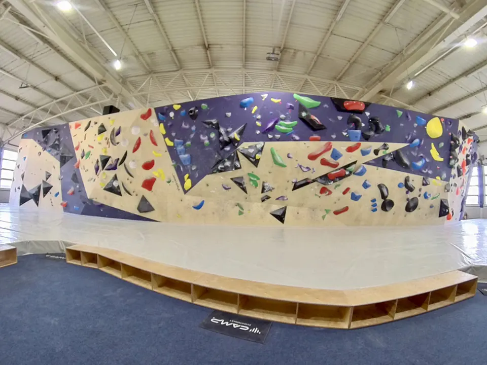The competition bouldering wall and matting at Boulder Zona