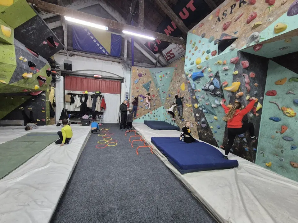 Bouldering walls and padded landing areas at ASPK Neretva