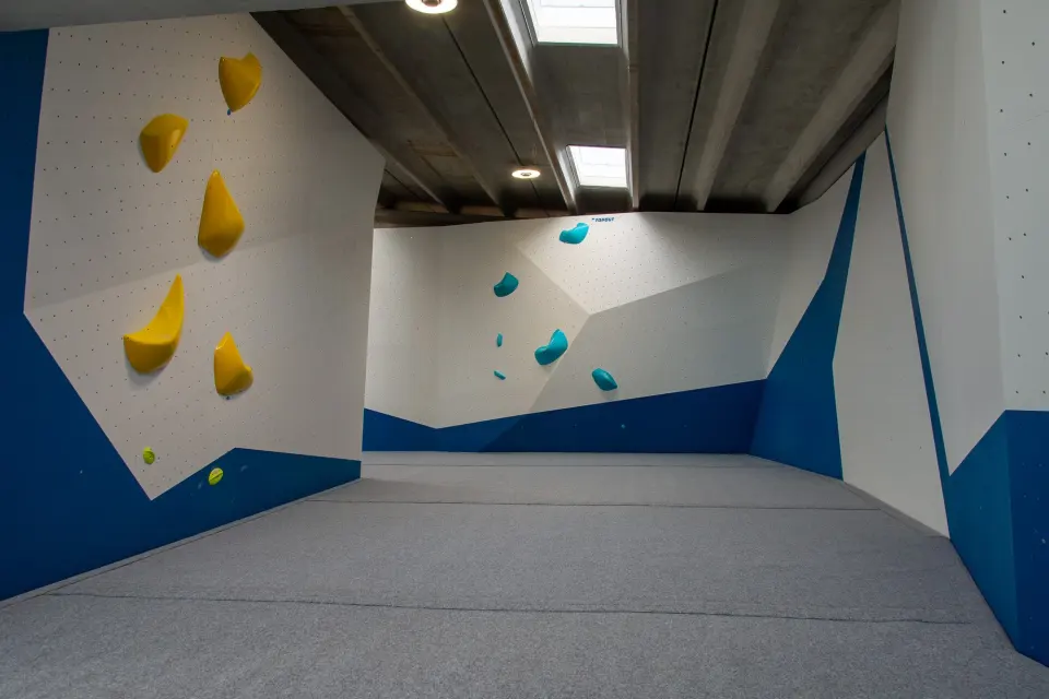 White and blue bouldering walls at BoldeRi Matulji