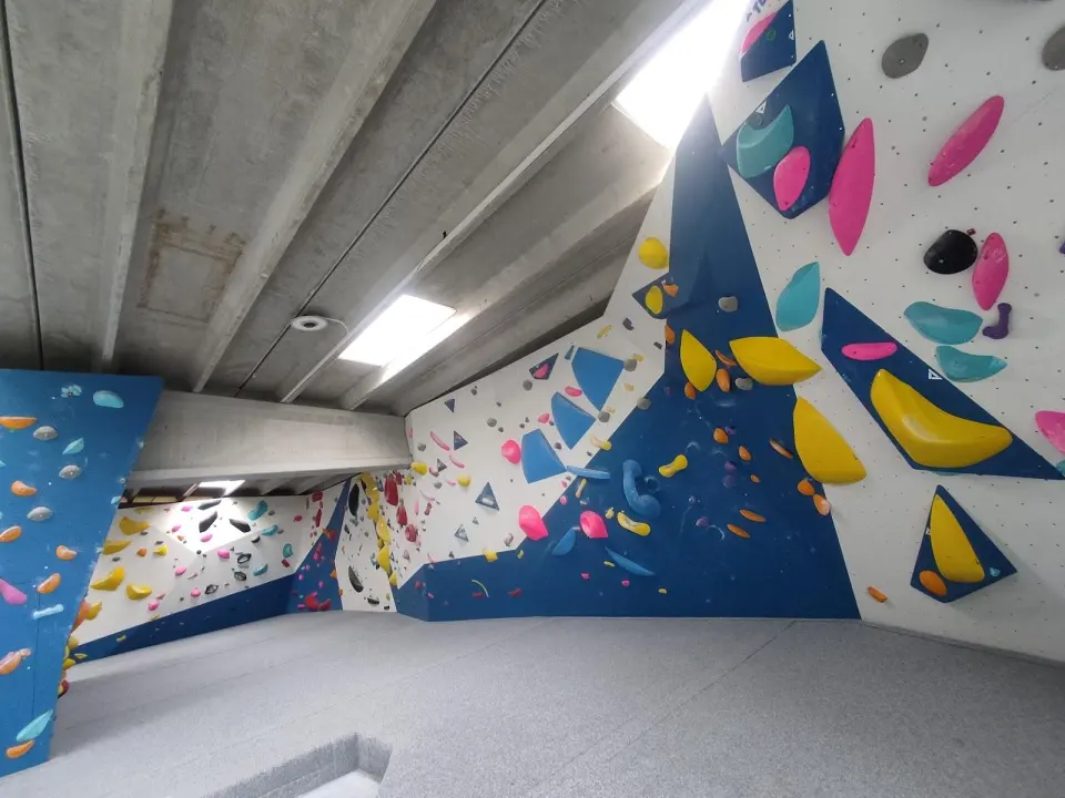 A wider view of BoldeRi’s bouldering room and landings
