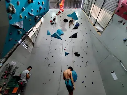 Climbing walls at avista – muro de escalada