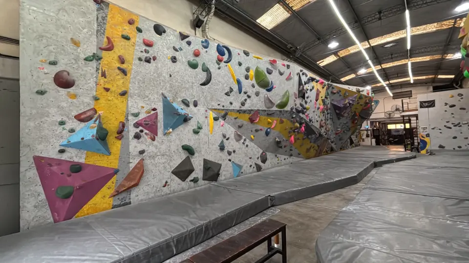 Bouldering walls and continuous matting at Boulder CABA Parque Chas