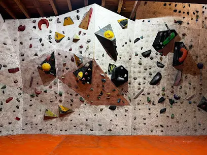 Climbing walls at Cavla- Sede - muro Escalada- Sum