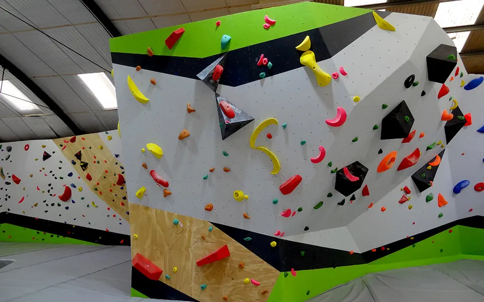 Angular bouldering walls at Estación Vertical in Florida, north of Buenos Aires