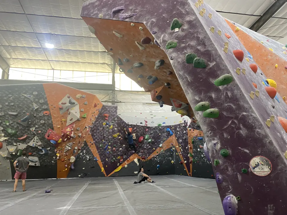 Purple and orange bouldering walls in the bouldering hall