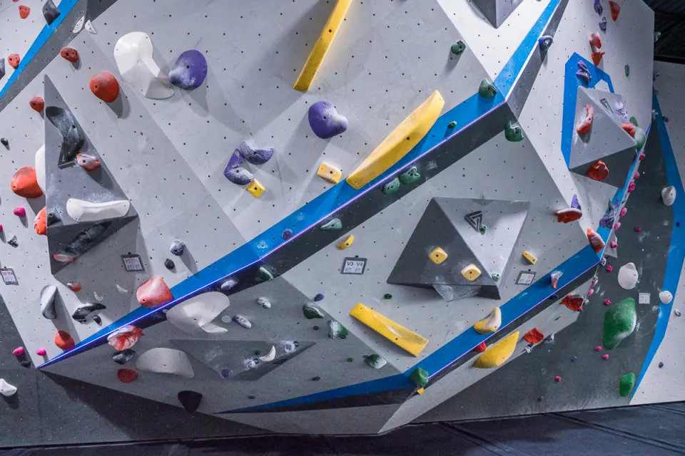 Boulder with blue stripes and grey volumes