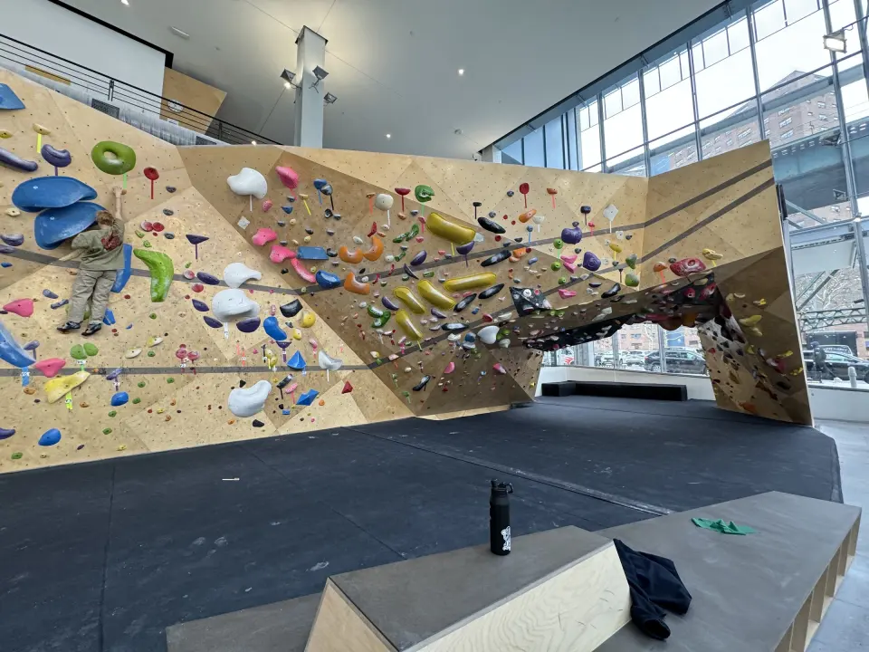 Main wall with an overhanging band, beside the full-height windows
