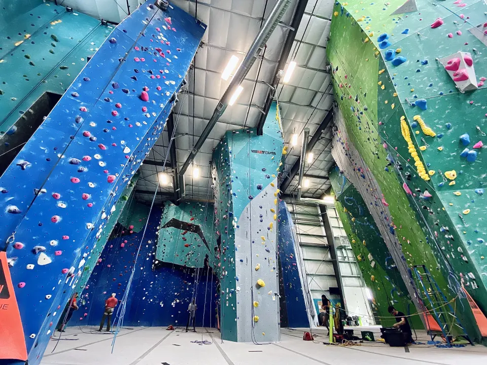 Tall blue and green roped walls in the main hall