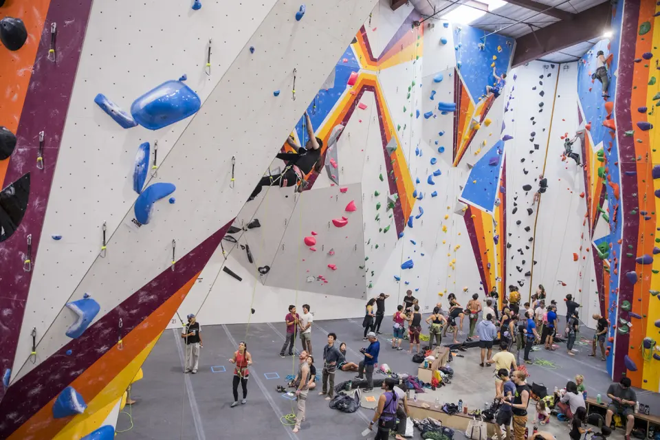 Busy floor below the tall roped walls