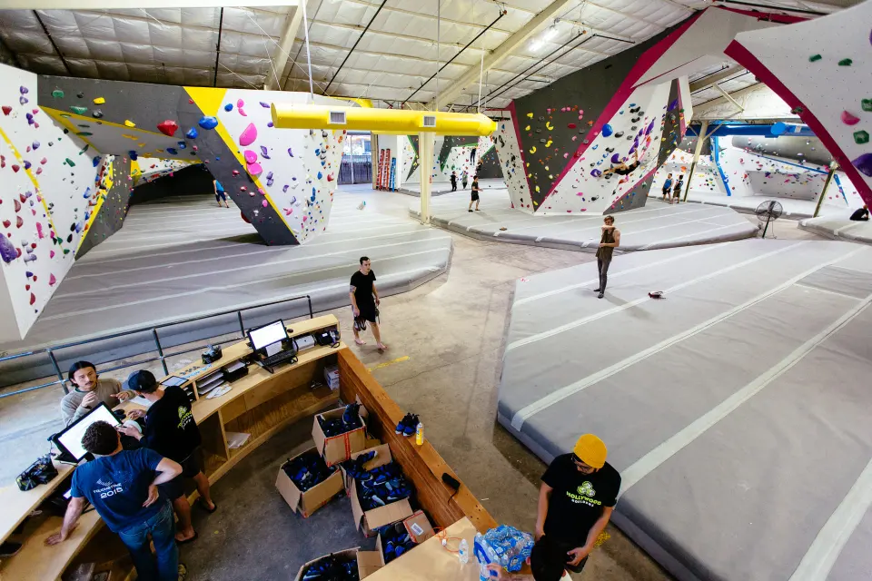 Front desk and bouldering floor seen from the mezzanine