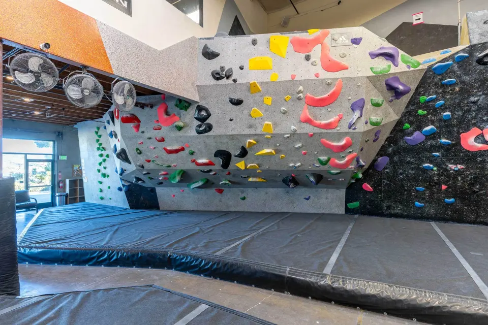 Overhanging prow with red and yellow holds