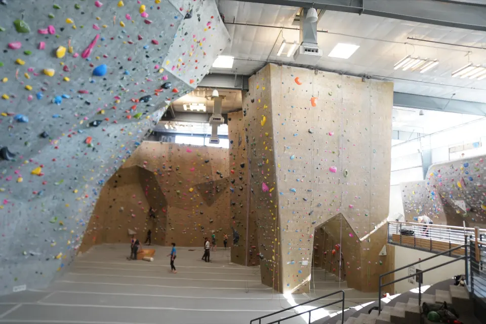 The main roped hall with grey and sand-coloured walls