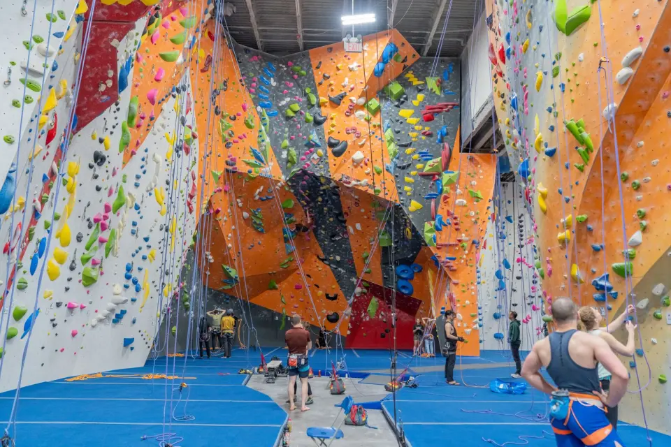 Roped hall with tall walls and the overhanging lead cave