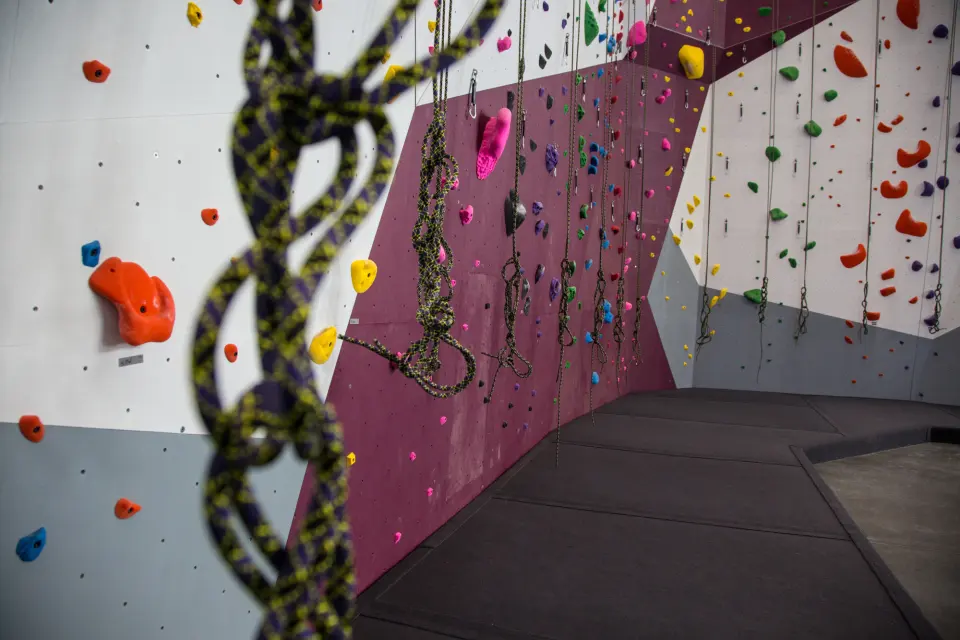 Top ropes hanging on the maroon and white rope walls