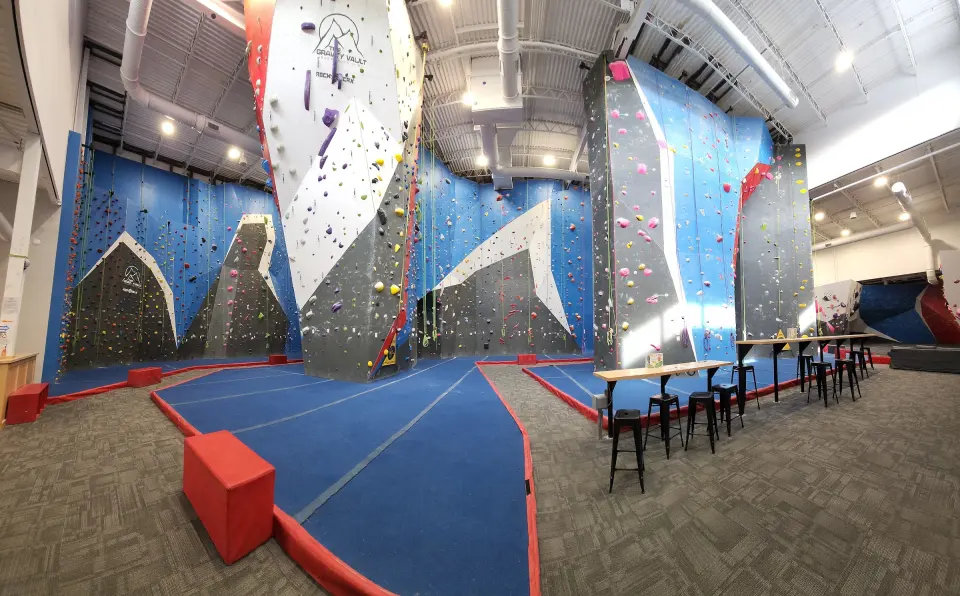 The main hall, with tall blue, grey and white rope walls behind padded flooring