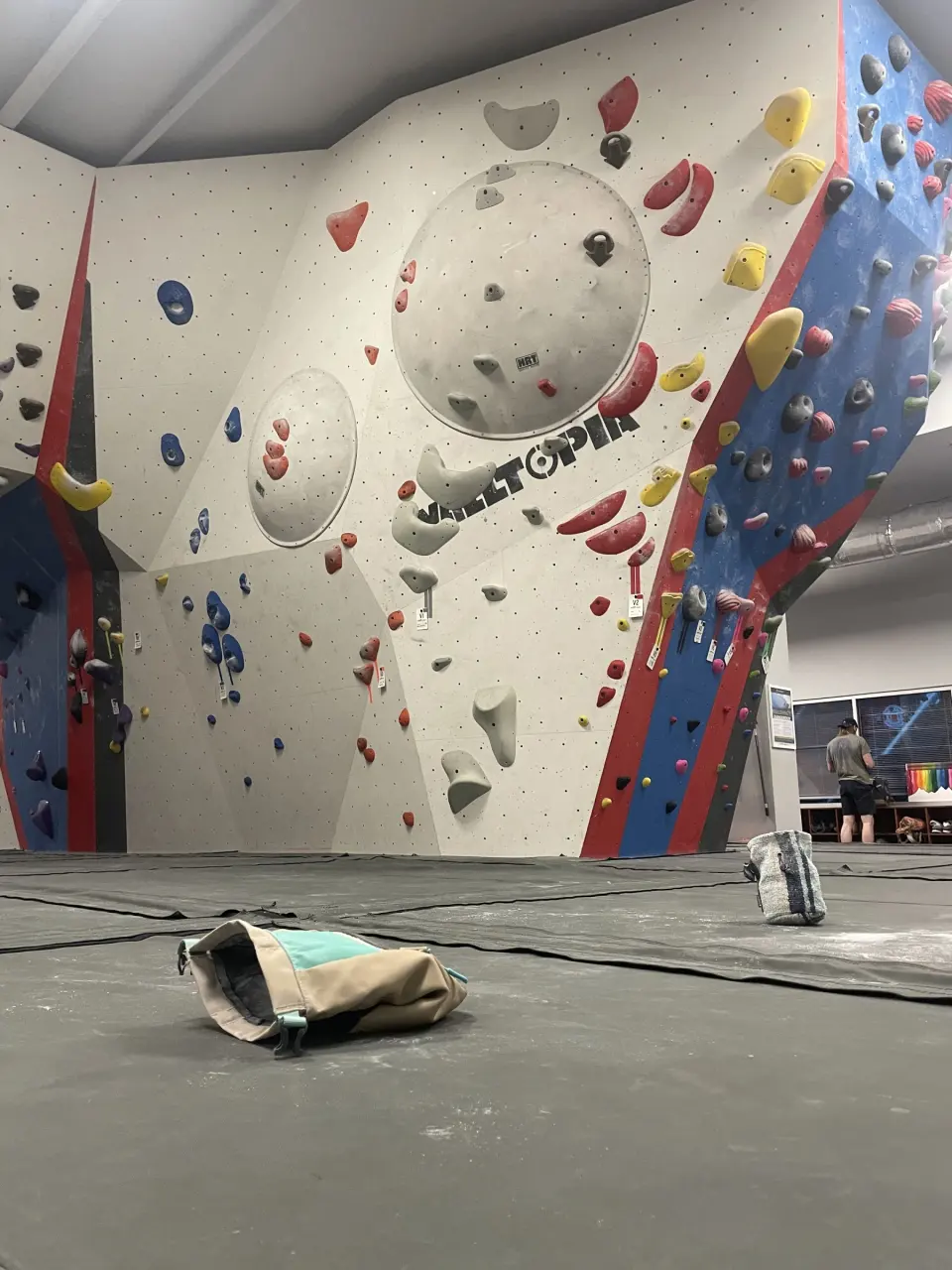 Bouldering wall with large dome volumes
