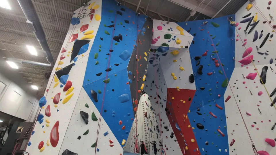 Tall blue, red and white rope walls with lead lines and arêtes